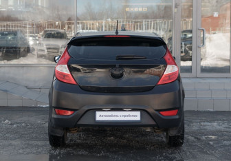 Подержанный автомобиль Hyundai Solaris Hatchback 2011 года (6 фото)