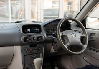 Подержанный автомобиль Toyota Corolla Sedan 2000 года (10 фото)