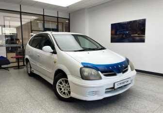 Подержанный автомобиль Nissan Tino 1999 года (4 фото)