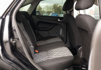 Подержанный автомобиль Ford Focus Sedan 2007 года (17 фото)