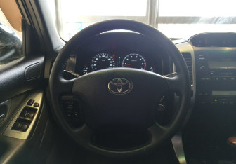 Подержанный автомобиль Toyota Land Cruiser Prado 2005 года (9 фото)