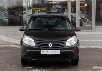 Подержанный автомобиль Renault Sandero 2011 года (2 фото)