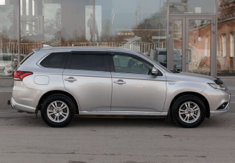 Подержанный автомобиль Mitsubishi Outlander 2017 года (4 фото)