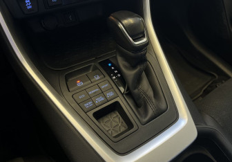 Подержанный автомобиль Toyota RAV4 2021 года (13 фото)