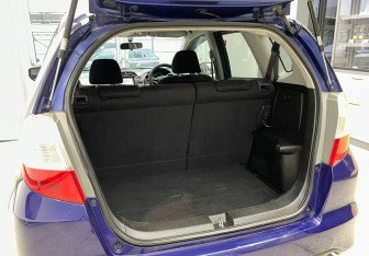 Подержанный автомобиль Honda Fit 2008 года (8 фото)