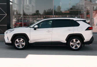 Подержанный автомобиль Toyota RAV4 2020 года (8 фото)