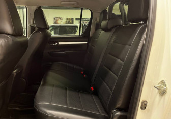 Подержанный автомобиль Toyota Hilux 2017 года (16 фото)