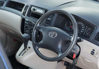 Подержанный автомобиль Toyota Corolla Spacio 2002 года (11 фото)