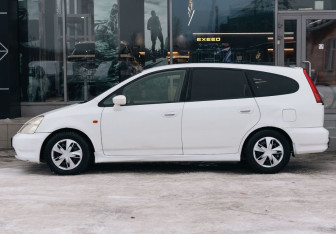 Подержанный автомобиль Honda Stream 2001 года (8 фото)