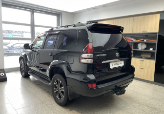 Подержанный автомобиль Toyota Land Cruiser Prado 2006 года (6 фото)