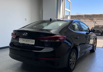 Подержанный автомобиль Hyundai Elantra Sedan 2017 года (5 фото)