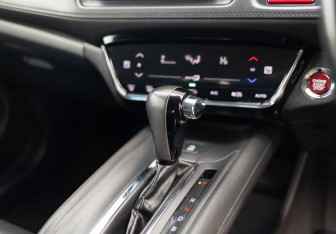 Подержанный автомобиль Honda Vezel 2014 года (15 фото)