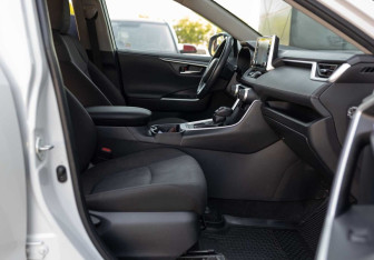 Подержанный автомобиль Toyota RAV4 2020 года (19 фото)