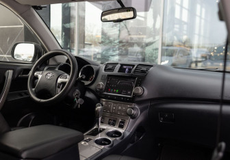 Подержанный автомобиль Toyota Highlander 2013 года (10 фото)