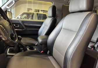Подержанный автомобиль Mitsubishi Pajero 2008 года (8 фото)