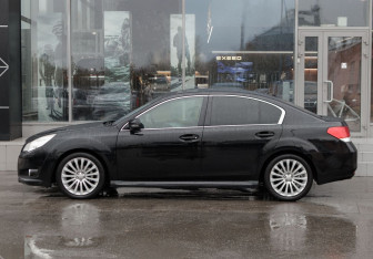 Подержанный автомобиль Subaru Legacy Sedan 2011 года (8 фото)