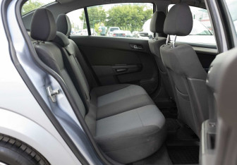 Подержанный автомобиль Opel Astra Sedan 2008 года (18 фото)