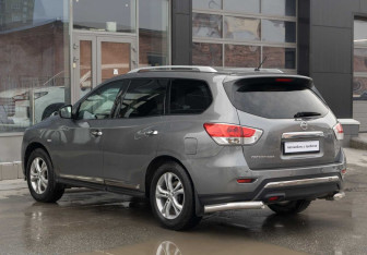 Подержанный автомобиль Nissan Pathfinder 2016 года (7 фото)