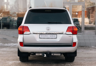 Подержанный автомобиль Toyota Land Cruiser Suv 2012 года (6 фото)