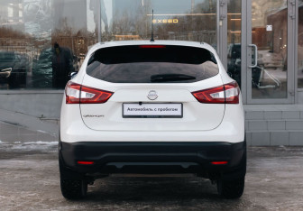Подержанный автомобиль Nissan Qashqai 2014 года (6 фото)