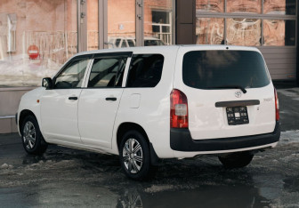 Подержанный автомобиль Toyota Probox 2008 года (7 фото)
