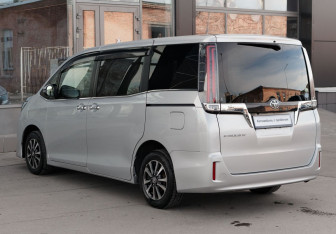 Подержанный автомобиль Toyota Esquire 2019 года (7 фото)