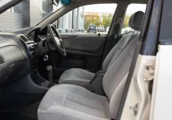 Подержанный автомобиль Mazda Familia Sedan 2000 года (17 фото)