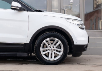 Подержанный автомобиль Ford Explorer 2014 года (9 фото)