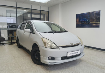 Подержанный автомобиль Toyota Wish Compactvan 2003 года (3 фото)