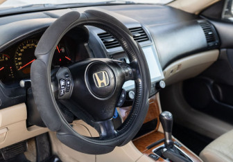 Подержанный автомобиль Honda Accord Sedan 2005 года (11 фото)