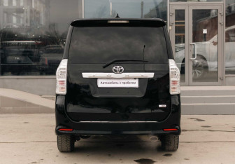 Подержанный автомобиль Toyota Voxy Minivan 2011 года (6 фото)