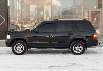 Подержанный автомобиль Ford Explorer 2005 года (8 фото)