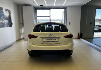 Подержанный автомобиль Infiniti FX 2010 года (6 фото)