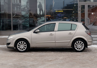 Подержанный автомобиль Opel Astra Sedan 2007 года (8 фото)