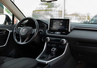 Подержанный автомобиль Toyota RAV4 2020 года (10 фото)