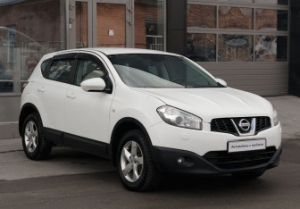 Подержанный автомобиль Nissan Qashqai 2012 года (3 фото)