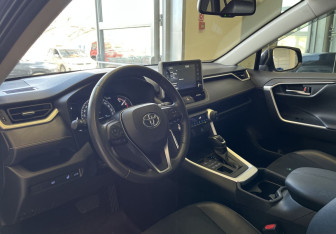 Подержанный автомобиль Toyota RAV4 2021 года (7 фото)