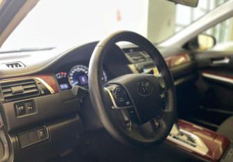 Подержанный автомобиль Toyota Camry Sedan 2013 года (8 фото)