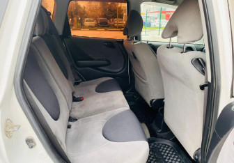 Подержанный автомобиль Honda Fit 2006 года (17 фото)