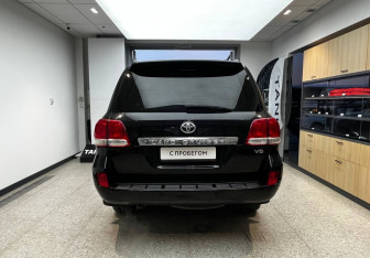 Подержанный автомобиль Toyota Land Cruiser Suv 2008 года (6 фото)