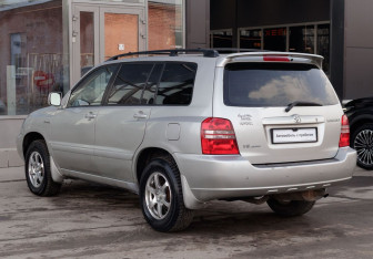 Подержанный автомобиль Toyota Highlander 2002 года (7 фото)