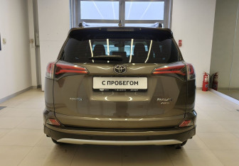 Подержанный автомобиль Toyota RAV4 2017 года (5 фото)
