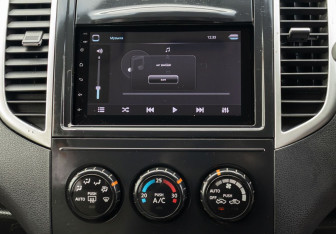 Подержанный автомобиль Nissan Wingroad 2005 года (13 фото)