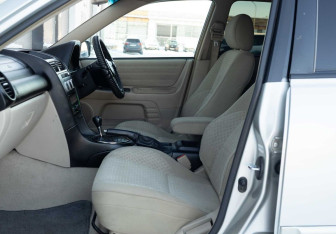 Подержанный автомобиль Toyota Altezza Sedan 2002 года (20 фото)