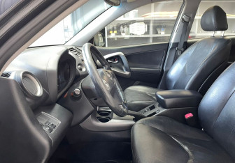 Подержанный автомобиль Toyota RAV4 2008 года (10 фото)