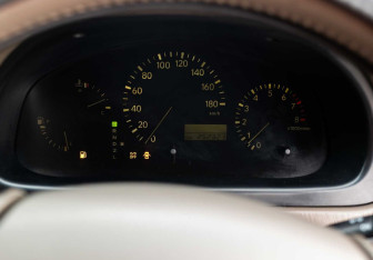 Подержанный автомобиль Toyota Harrier 2000 года (12 фото)