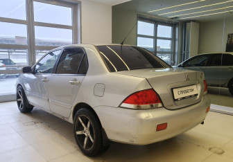 Подержанный автомобиль Mitsubishi Lancer Sedan 2006 года (7 фото)