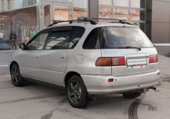 Подержанный автомобиль Toyota Ipsum 1996 года (7 фото)