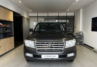 Подержанный автомобиль Toyota Land Cruiser Suv 2011 года (2 фото)
