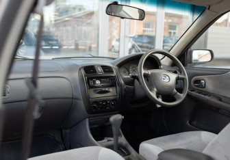 Подержанный автомобиль Mazda Familia Sedan 2000 года (10 фото)